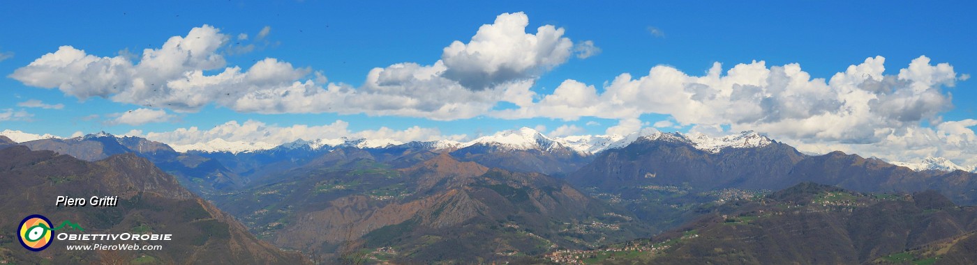 46 Gran bella vista panoramica sulle Orobie dal Canto Alto.jpg